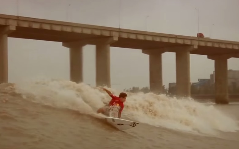 Video: The Chinese Silver Dragon Tidal Bore – Hangzhou China